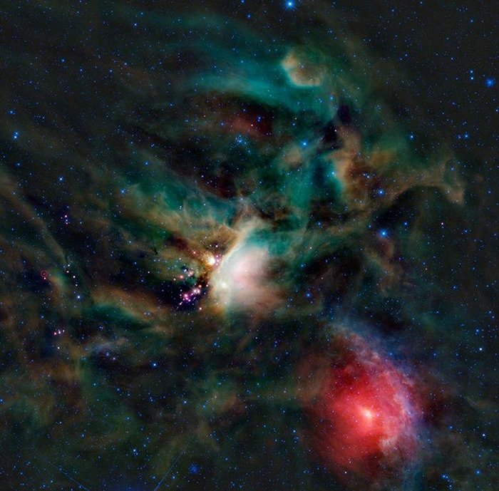 Sternentstehungsregion Rho Ophiuchi Dunkler Sternenhimmel mit blaugrünen und roten Staubwolken.