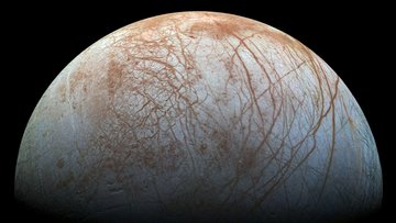 Eismond Europa mit heller Oberfläche, die von rostroten Rissen durchzogen ist; schwarzer Hintergrund.