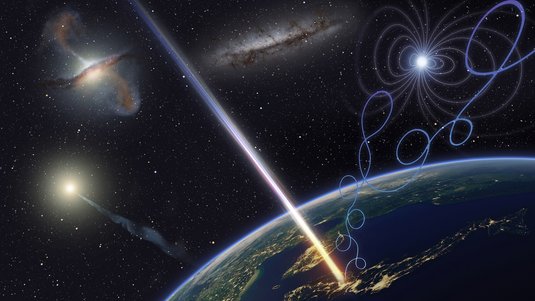 Ein heller Streifen stellt das Teilchen dar, das auf die Erde trifft. Diese ist im Anschnitt zu sehen. Der Hintergrund ist dunkel und zeigt zwei Galaxien, einen Stern mit Magnetfeldlinien und die Sonne, von der auch Teilchenstrahlen auf die Erde treffen.