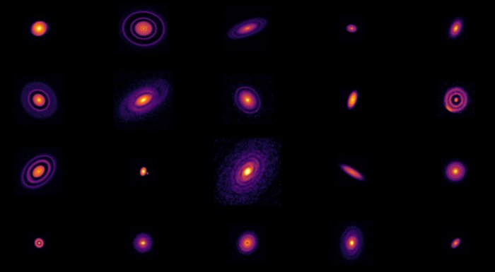 Protoplanetare Scheiben Mehrere wirbelartige Gebilde im All, die einen hellen Mittelpunkt und violette Außenbereiche aufweisen