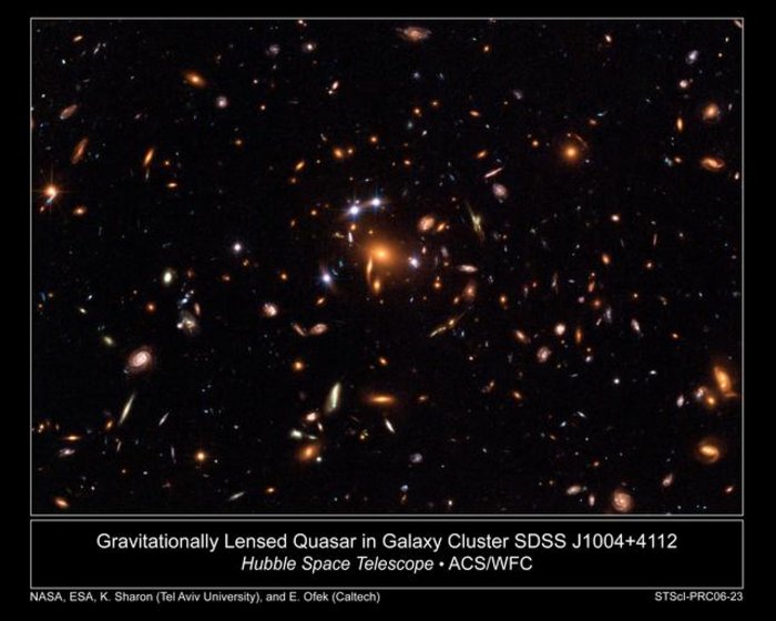 Galaxienhaufen, aufgenommen mit dem Hubble-Teleskop Aufnahme fast gleichmäßig verteilter, zahlreicher Galaxien.