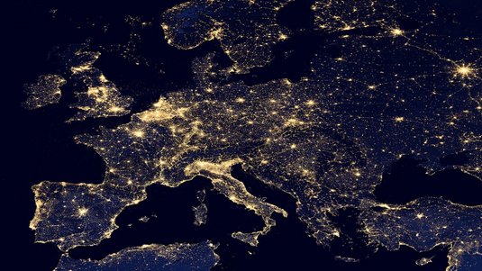 Auf der dunklen Aufnahme sind die Umrisse von Europa zu erkennen. Die Ballungszentren sind hell erleuchtet.