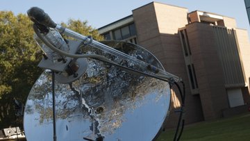 Solardampfanlage mit Parabolschüssel und Glasröhren