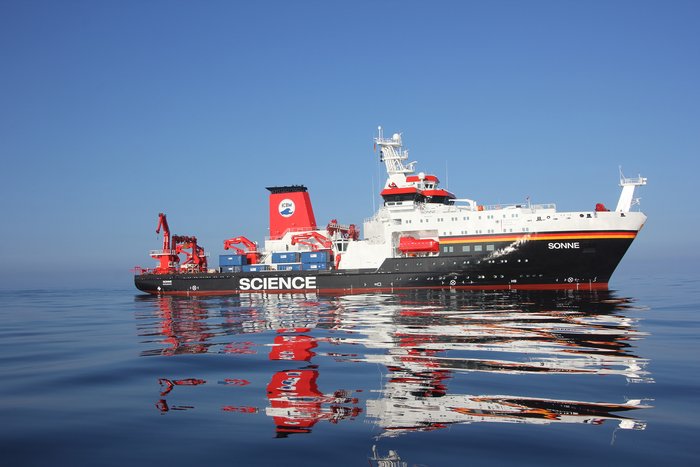 Forschungsschiff „Sonne“ Foto auf dem offenen Meer. Ein mittelgroßes Schiff, auf dem mehrere Kräne installiert sind.