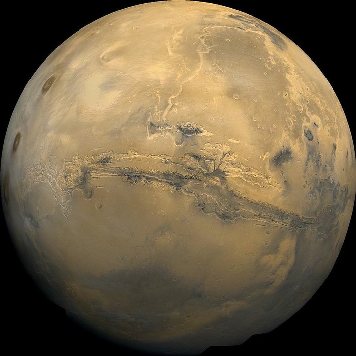 Canyon Valles Marineris Marsoberfläche mit deutlich sichtbarem, langen Krater.