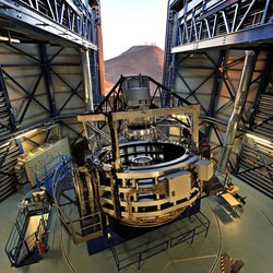In einer halb geöffneten Teleskopkuppel befindet sich das VISTA-Teleskop. Die Aufnahme wurde gemacht, als die Kuppel bei Sonnenuntergang geöffnet wurde.