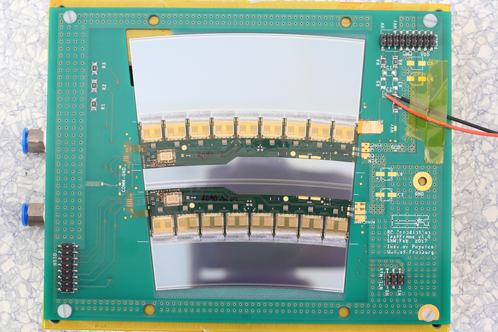 Prototyp für ein Element des neuen Silizium-Streifendetektors Elektronisches Bauteil