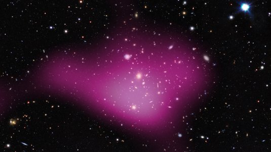 Im Hintergrund befinden sich zahlreiche hell leuchtende Galaxien im sonst dunklen Weltall. Davor befindet sich eine Wolke, die die Dunkle Materie darstellt.