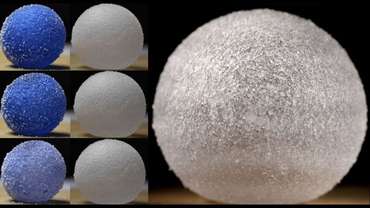 Rechts eine Seifenblase mit rauher Oberfläche, links insgesamt sechs Fotos: links eine blaue Seifenblase mit rauher Oberfläche; rechts eine milchige Seifenblase mit rau