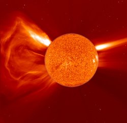 Satellitenfoto der Sonne. Am linken und rechten Rand schießen Fontänen senkrecht aus der Sonne, links von der Sonne formen die Eruptionen einen filigranen Bogen von ähnlichen Abmessungen wie die Sonne selbst.