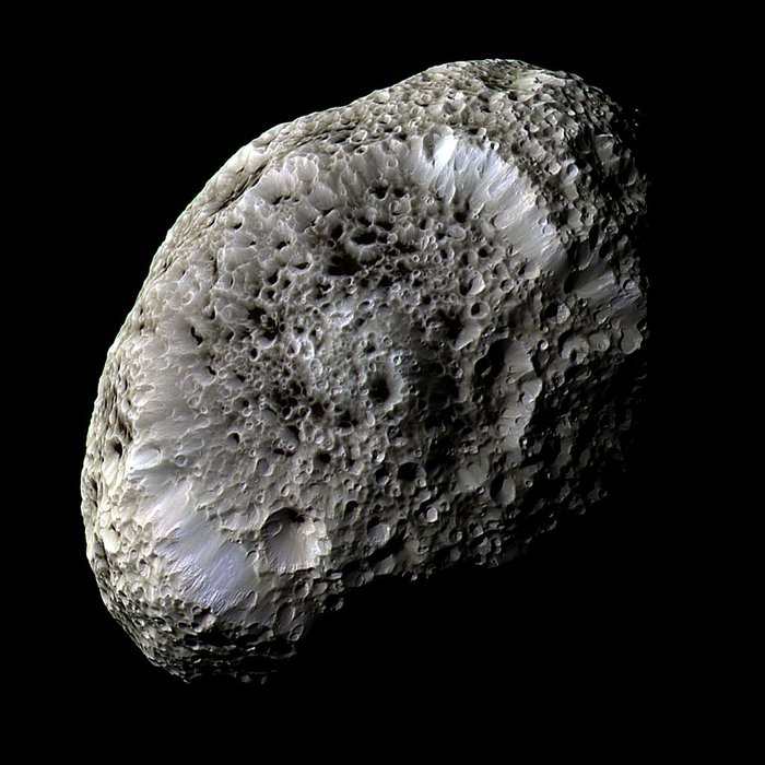 Saturnmond Hyperion Schwammähnliches Gebilde vor dunklem Hintergrund.