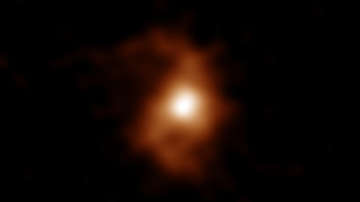 Ausgedehntes leuchtendes Objekt vor schwarzem Hintergrund mit schwach erkennbarer Spiralstruktur