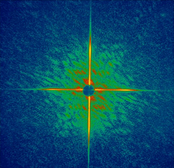 Versuchsaufbau Gelb-rotes Kreuz aus Licht auf blauem Hintergrund