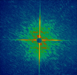 Gelb-rotes Kreuz aus Licht auf blauem Hintergrund