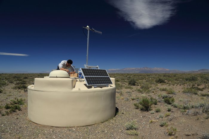 Aufrüsten der Wasser-Tscherenkow-Detektoren Ein Wissenschaftler arbeitet an einem der Wassertanks des Pierre-Auger-Observatoriums.