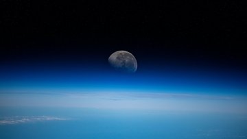 Mond über dem Erdhorizont