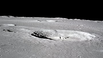 Die Aufnahme zeigt einen Ausschnitt der Mondoberfläche mit vier größeren Kratern.