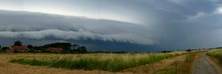 Dunkle Wolken, etwa in der Mitte eine horizontale Wolkenformaton, die etwas heller ist als die umgebende Bewölkung.