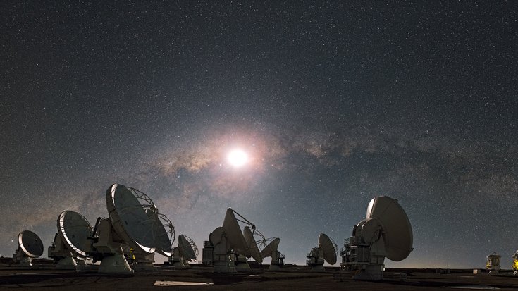 Antennenschüsseln des Radioteleskops unter einem spektakulären Sternenhimmel