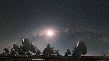 Antennenschüsseln des Radioteleskops unter einem spektakulären Sternenhimmel