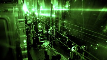 Optischer Aufbau durch den grünes Laserlicht geleitet wird.