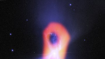 Gasnebel vor Sternenhintergrund, Form ähnelt grob einer Sanduhr, im Zentralbereich feine filamentartige Strukturen.