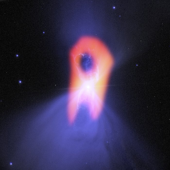 Kombinierte Hubble- und ALMA-Aufnahme des Bumerang-Nebels Gasnebel vor Sternenhintergrund, Form ähnelt grob einer Sanduhr, im Zentralbereich feine filamentartige Strukturen.
