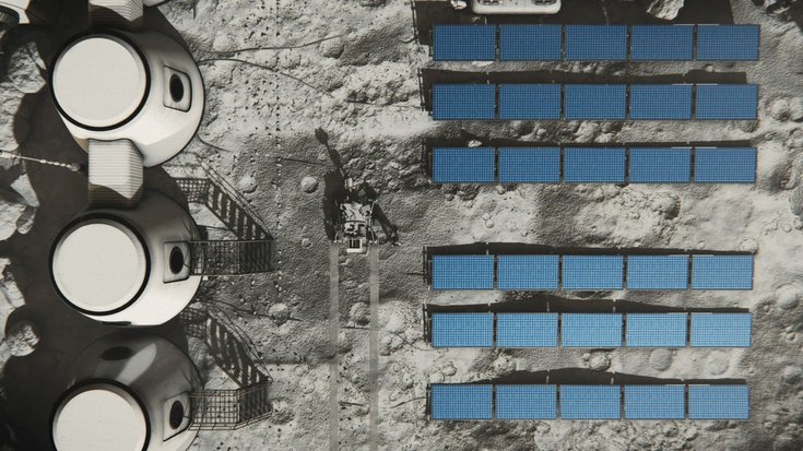 Links siloartige Gebäude, rechts mehrere, in Reihen angeordnete Solarmodule auf der Mondoberfläche; dazwischen steht ein Mondrover