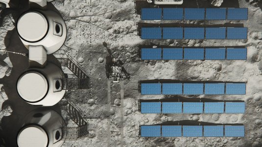 Links siloartige Gebäude, rechts mehrere, in Reihen angeordnete Solarmodule auf der Mondoberfläche; dazwischen steht ein Mondrover