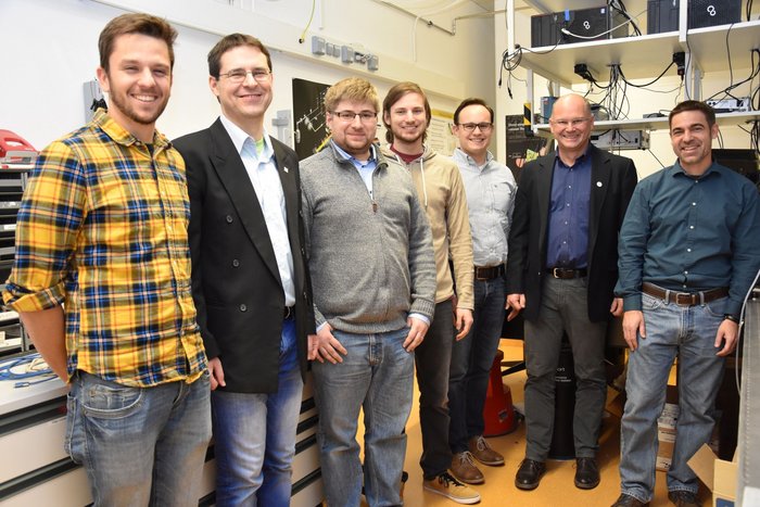 Alfred Leitenstorfer und seine Kollegen Foto der beteiligten Wissenschaftler in ihrem Laserlabor.