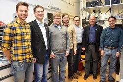 Foto der beteiligten Wissenschaftler in ihrem Laserlabor. 