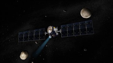 Eine Raumsonde mit großen Solarpanels fliegt zwischen Asteroiden entlang. 