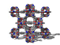 Molekülmodell des extrem porösen Materials, bestehend aus grauen, blauen und roten Teilen