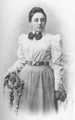 Ein Schwarzweißportrait einer Frau, das um 1900 aufgenommen wurde. 