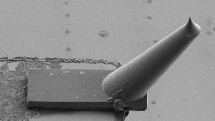 Mikroskopaufnahme einer Nanospitze mit kegelförmigem Unterbau aus dem 3D-Drucker