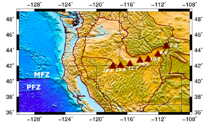 Benachbarte Calderen Landkarte der Westküste der USA, auf der durch nebeneinanderliegende Dreiecke die verschiedenen Eruptionsorte des Yellowstone-Supervulkans markiert sind.