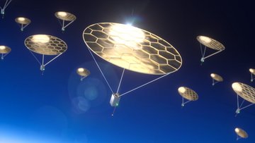 Kleine Flugobjekte am Himmel mit metallisch glänzenden Scheiben, an denen sie aufgehängt sind