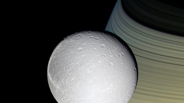 Mond Dione vor Saturn