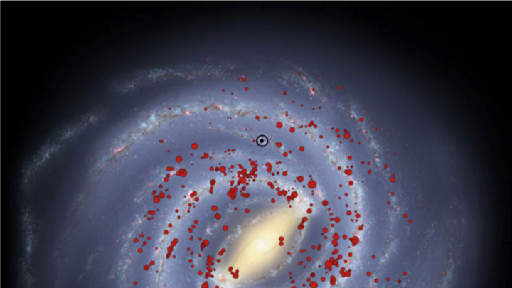Zeichnung einer Spiralgalaxie mit vier Spiralarmen von oben, darin eingebettet viele Punkte, die sich in den Spiralarmen konzentrieren.