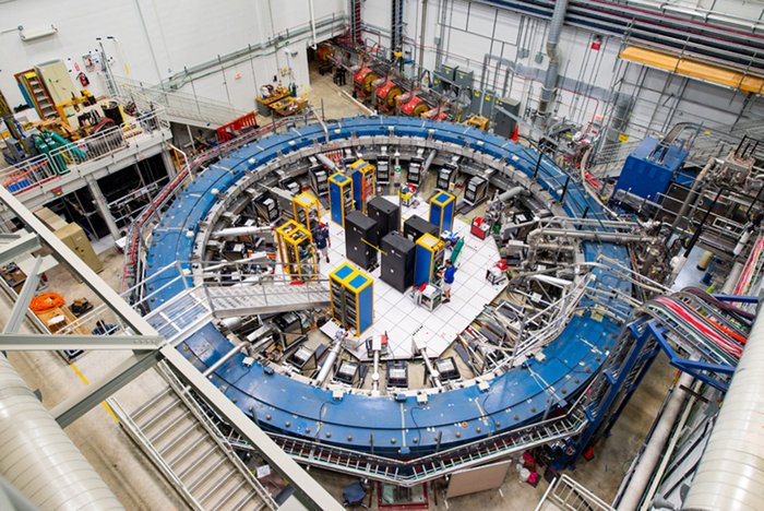 Das Myon-Experiment am Forschungszentrum Fermilab Große maschinelle Anlage in Form eines Rings