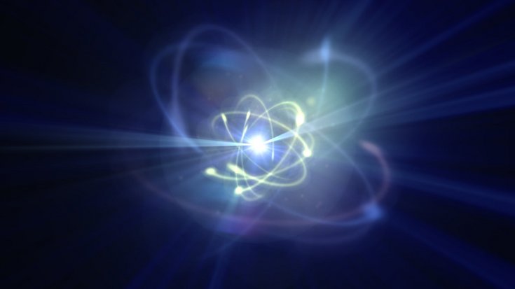 Künstlerische Darstellung eines Atoms | Bildquelle: aleksandarnakovski/iStock Der Atomkern ist als leuchtender Kreis im Zentrum der Grafik dargestellt, die Bahnen der Elektronen in Form von diffusen Lichtspuren.