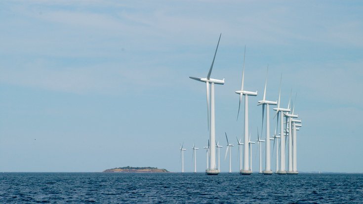 Windgeneratoren im Wasser vor blauen Himmel