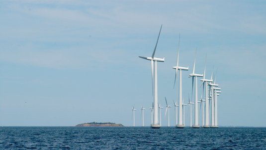 Windgeneratoren im Wasser vor blauen Himmel