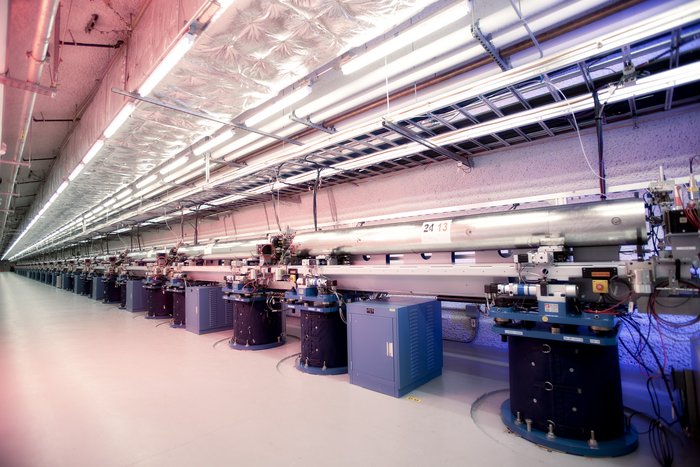 Röntgenlaser LCLS Das Bild zeigt die sogenannten Undulatoren, in denen laserartige Röntgenstrahlung erzeugt wird. Sie befinden sich in einem langen Tunnel unter der Erde.