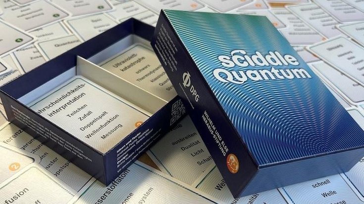 Geöffnete Schachtel eines Kartenspiels mit der Aufschrift „sciddle Quantum“