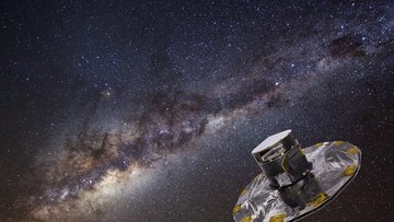 Raumfahrzeug vor Sternenhintergrund, die Milchstraße zieht sich diagonal durch das Bild. Das Raumfahrzeug ist scheibenförmig mit einem zylindrischen Aufbau.