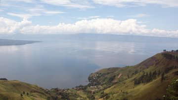 Blick vom Kraterrand auf einen See