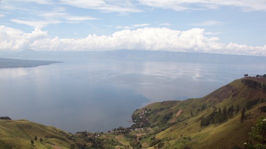 Blick vom Kraterrand auf einen See