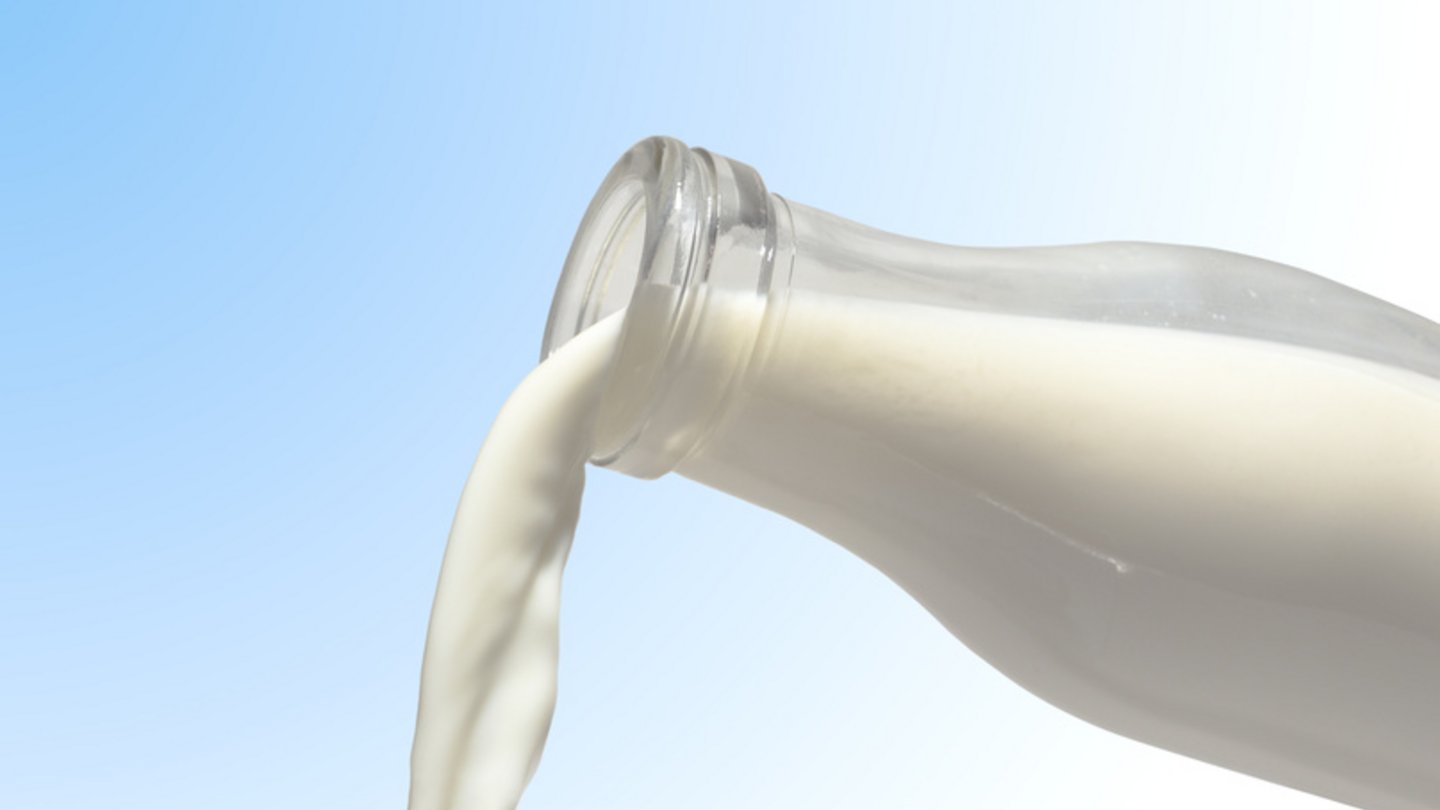 Welt der Physik Warum ist Milch weiß?