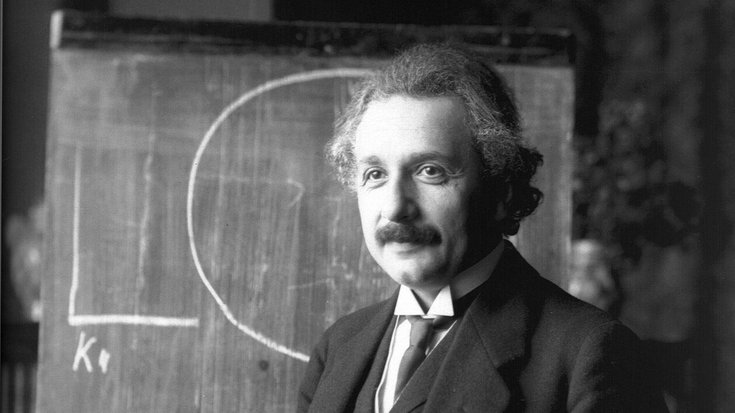 Albert Einstein im Jahr 1921 | Bildquelle: Ferdinand Schmutzer Portraitbild von Albert Einstein, der vor einer Tafel steht